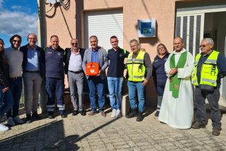 ViviAmo Santa Barbara consegna un defibrillatore alla comunità