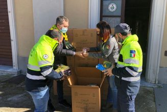 La Coldiretti dona i pacchi della solidarietà