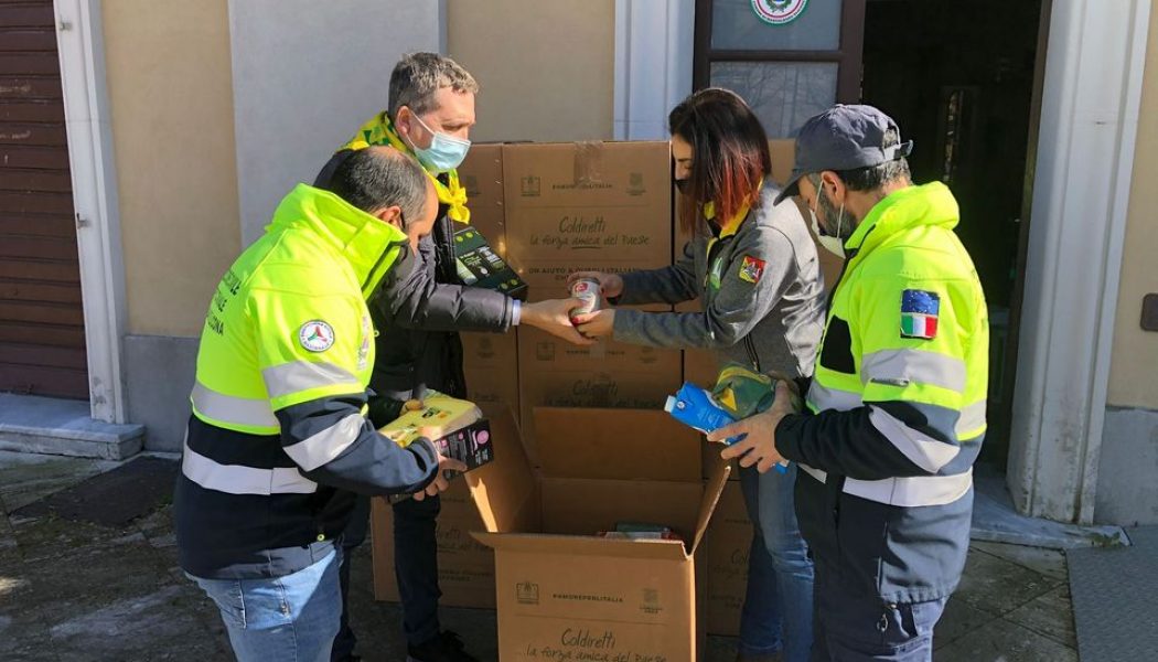 La Coldiretti dona i pacchi della solidarietà