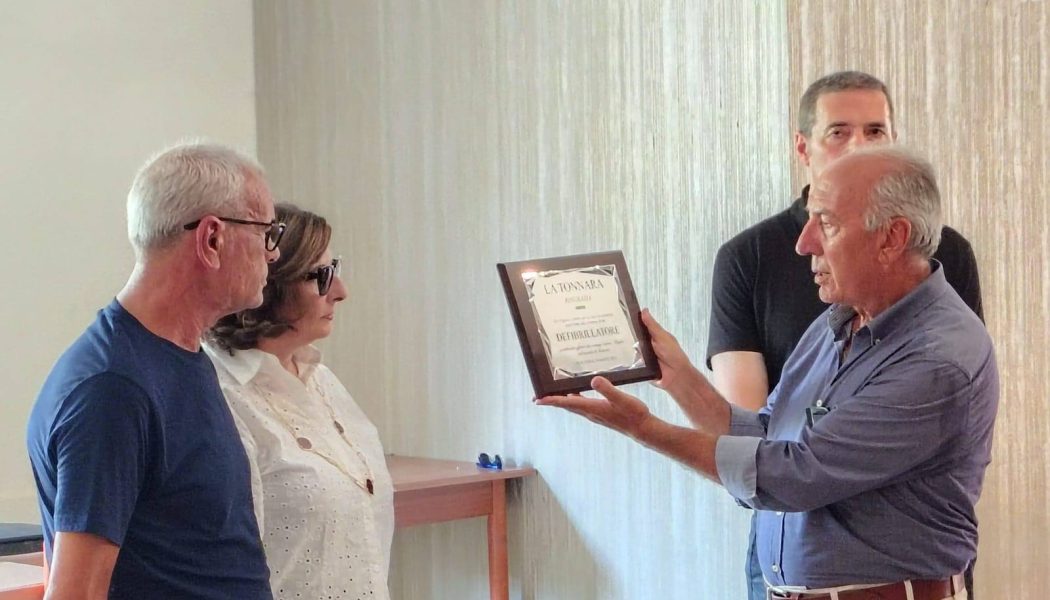 La famiglia Salvia dona un defibrillatore a La Tonnara