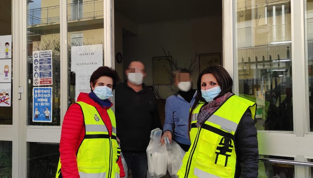 La Protezione Civile consegna le mascherine alle scuole