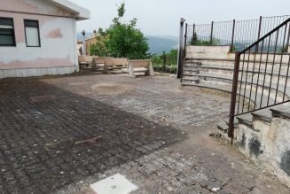 Lavori di pulizia nell’ex scuola di Santa Barbara