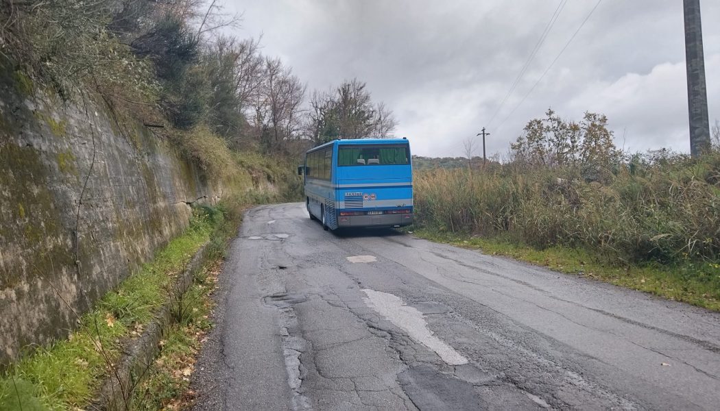 Autobus “abbandonato” in strada