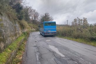 Autobus “abbandonato” in strada