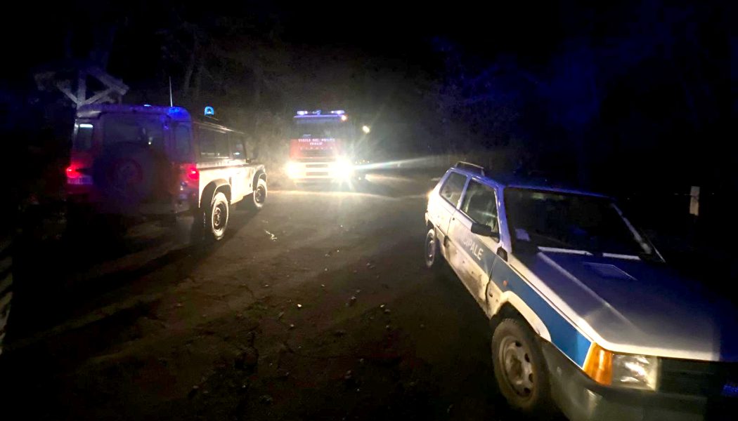 UNA FAMIGLIA CON UN BAMBINO SI PERDE NEL BOSCO