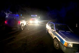 UNA FAMIGLIA CON UN BAMBINO SI PERDE NEL BOSCO