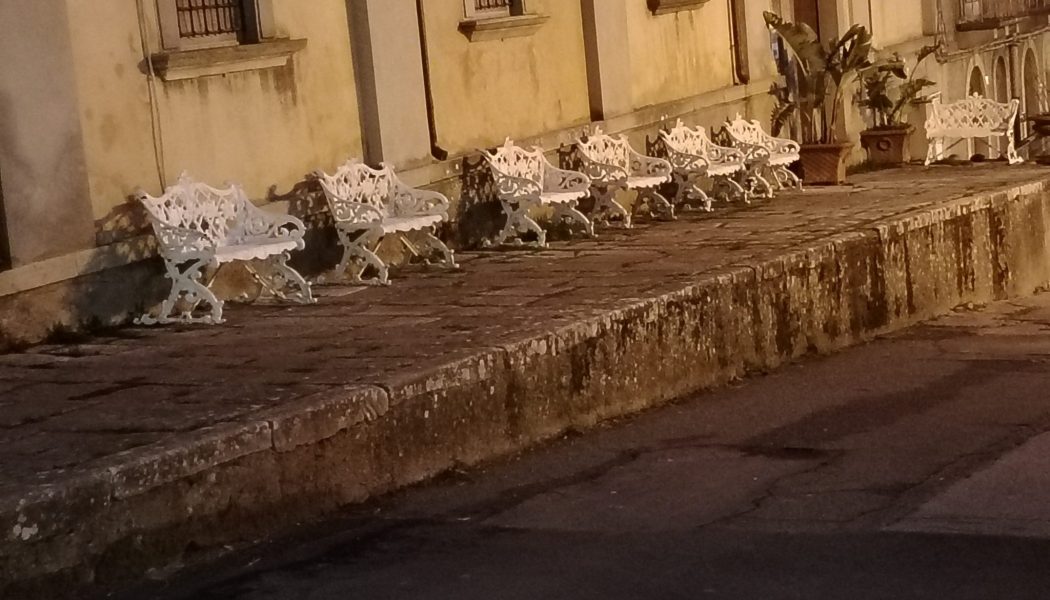 FATTI E MISFATTI – Le panchine bianche