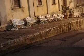 FATTI E MISFATTI – Le panchine bianche