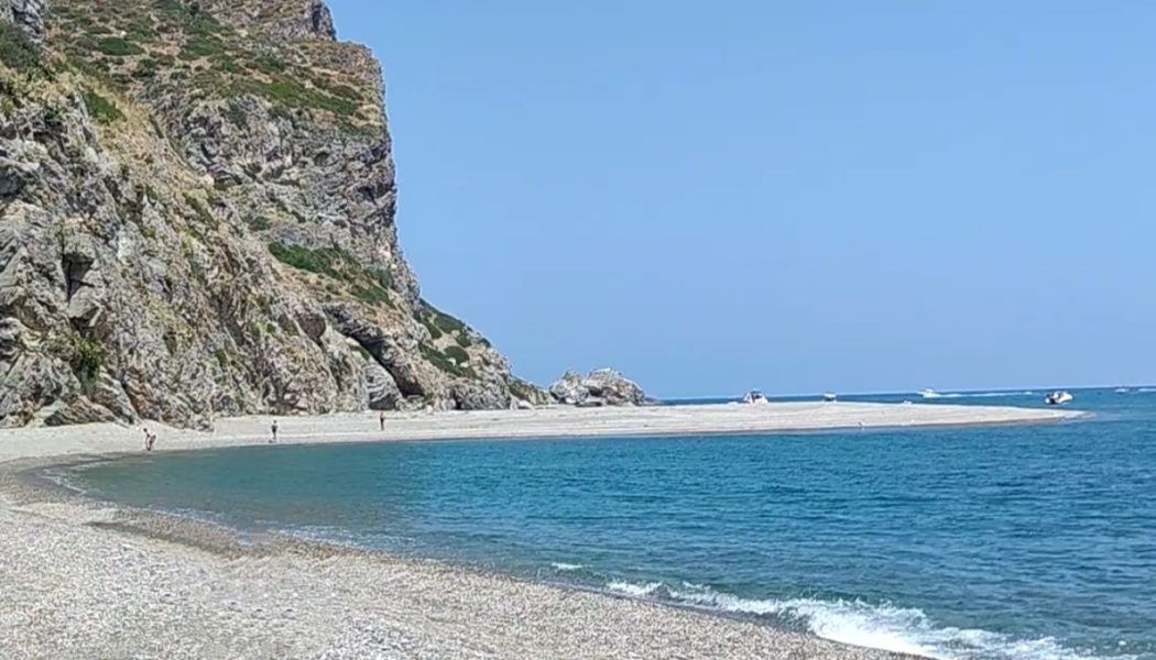 MENTRE SI COMMENTA SUI SOCIAL DI CONFINI E TERRITORIO, LA SPIAGGIA DI MARINELLO VIENE TEMPESTIVAMENTE PULITA