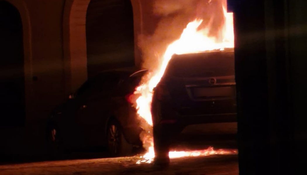 MONTALBANO, AUTO IN FIAMME IN PIENO CENTRO STORICO